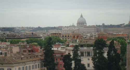 Vista de la Basílica de San Pedro, desde la iglesia de la Trinità dei Monti. Esta visión inspiró a GK a ver a Roma como ciudad de valles y tumbas abiertas.