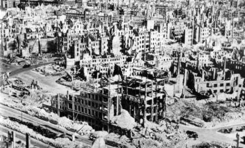 Ruinas de Dresde (1945). Las dos guerras mundiales fueron consecuencia directa de los planteamientos 'modernos'. Imagen: heroeenunmundodetitanes.
